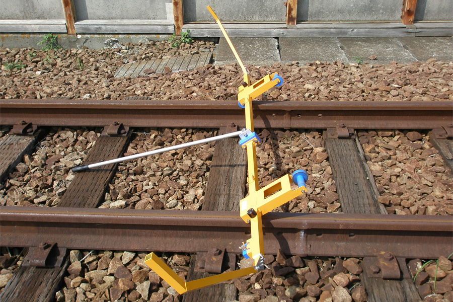 TRACK OBSTACLE SWEEPER